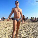 Igor Guimarães Instagram – Sequência: Fazendo pose e perdendo um globo ocular após entrada de 80 kg de areia em meus olhos. Brasília DF