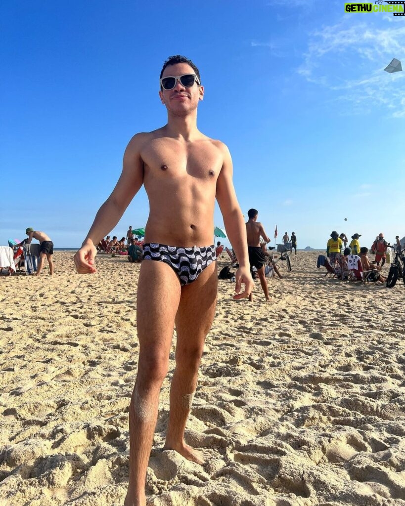 Igor Guimarães Instagram - Sequência: Fazendo pose e perdendo um globo ocular após entrada de 80 kg de areia em meus olhos. Brasília DF