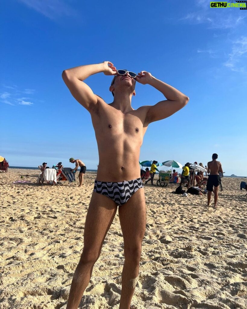 Igor Guimarães Instagram - Sequência: Fazendo pose e perdendo um globo ocular após entrada de 80 kg de areia em meus olhos. Brasília DF