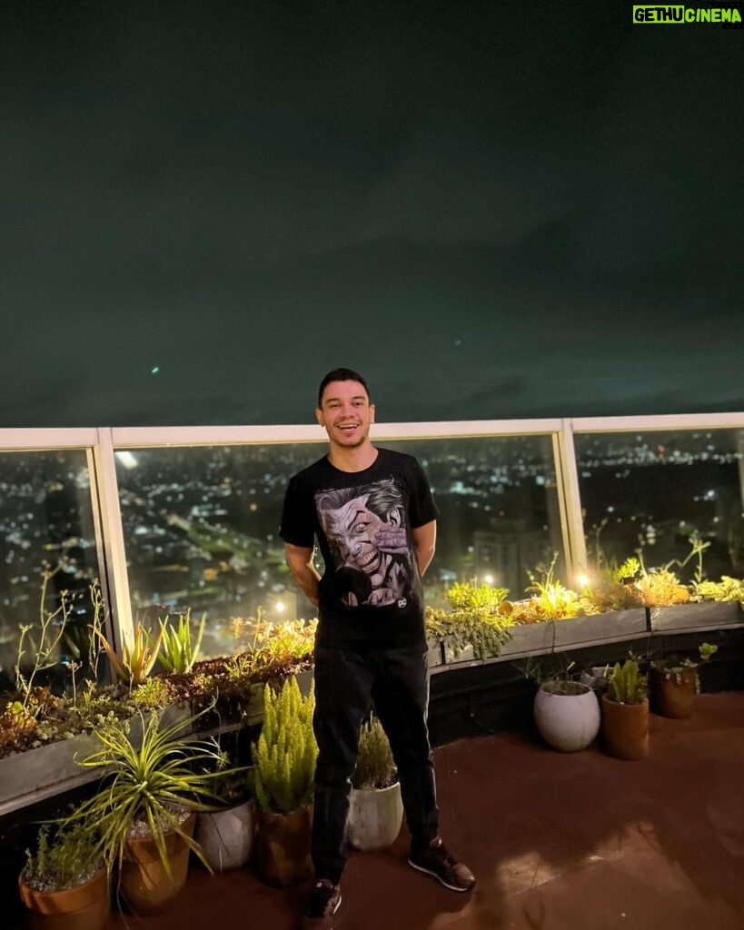 Igor Guimarães Instagram - Tirem fotos em tetos. Está super na moda e é maior legal 👍 Telhados