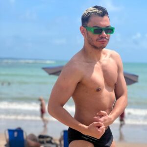 Igor Guimarães Instagram - Fiz esse ensaio sensual na beira do oceano em prol do Macaquinho Bariloche que tá internado no hospital Sírio Libanês e precisa de cimento pra fazer sua casa/ museu. Ajudem e apoie com o PINX