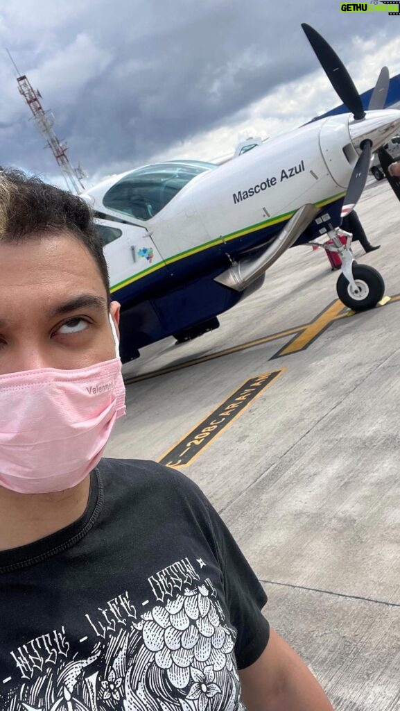 Igor Guimarães Instagram - Iguinho e o avião #igorguimaraes #humor #aviao