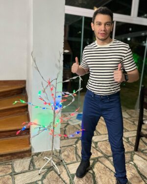 Igor Guimarães Instagram - URGENTE 🚨 Iguinho Guimarões ousa e faz ensaio fotográfico fazendo joia com Árvore Nataliners Prafrentex Desconstruída 2.0; confira as imagens
