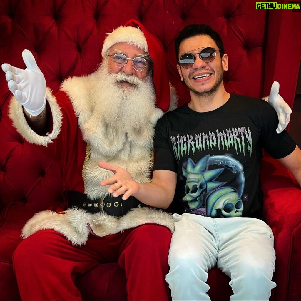 Igor Guimarães Instagram - Vocês sabiam que o professor Alvo Dumbledore trabalha no shopping? Feliz Natal & Alegria