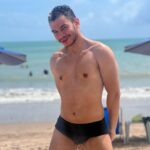 Igor Guimarães Instagram - Fiz esse ensaio sensual na beira do oceano em prol do Macaquinho Bariloche que tá internado no hospital Sírio Libanês e precisa de cimento pra fazer sua casa/ museu. Ajudem e apoie com o PINX Casa Bariloche