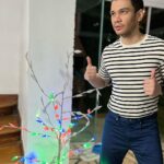 Igor Guimarães Instagram - URGENTE 🚨 Iguinho Guimarões ousa e faz ensaio fotográfico fazendo joia com Árvore Nataliners Prafrentex Desconstruída 2.0; confira as imagens Tecnomania