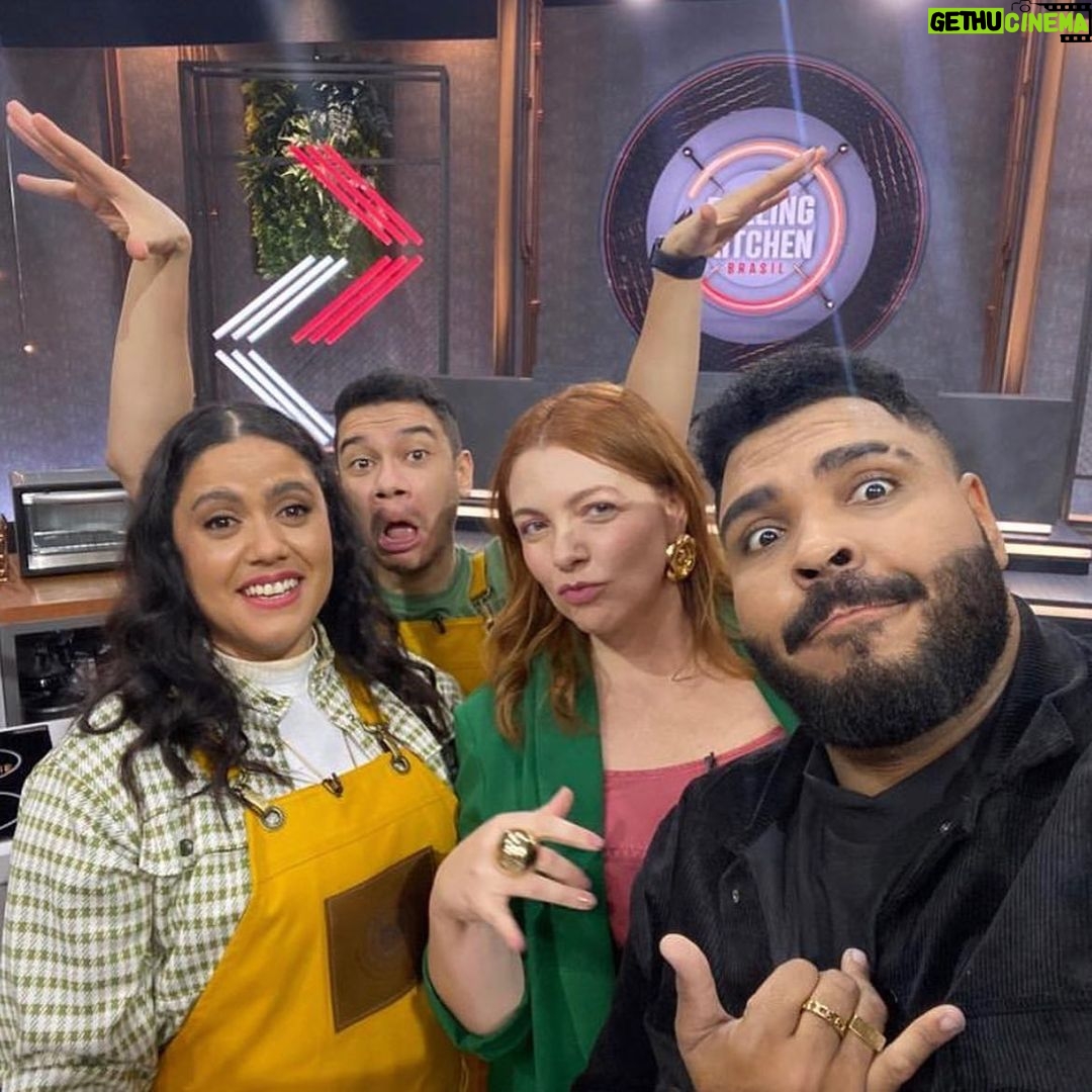 Igor Guimarães Instagram - Quando junta um game show + eu, meus melhores amigos irmãos e a Ane… o resultado é Alegria ❤️ @gnt #rollingkitchenbrnognt The Rolling Kitchen