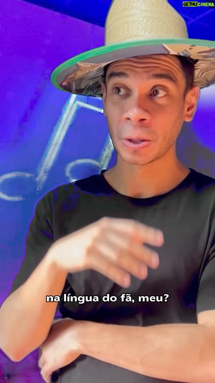 Igor Guimarães Instagram - Você sabia que está rolando um challenge do Amazon Music? Não? Você é pixuruco, meo? Para participar é muito fácil, meo chapa. É só você seguir o Amazon Music. Depois, gravar um vídeo bem criativo cantando sua música favorita na língua do fã. Pode ser qualquer música, tá? Aí você usa a #fãfãfãfã, marca o @amazonmusicbr e torce. Serão três benignos vencedores, que vão concorrer a super prêmios: O PRESENTE MISTERIOSO! Seu vídeo sendo reagido pelo Defãfãfãfãnte. E vão levar 6 meses de Amazon Music Unlimited na faixaaaa. Não fique de fora dessa. Não seja biruleibe! Eu já cantei a minha música e espero você também. #fãfãfãfã #amusicaconecta