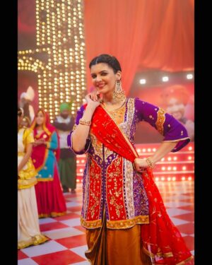 Ihana Dhillon Instagram - Some colourful moments of this beautiful colourful song 🥰 #lakktunutunu 💃💃 
Out now :- https://youtu.be/iVCwnLhQVoc
#jepaisaboldahunda 
In cinema’s - 23rd feb 😍 
@hardeepgrewalofficial @manpreetbrar_official @irajdhaliwal @mintukapa_90 
@je_paisa_bolda_hunda 
@ihanadhillonmovies 
#ihanadhillonmovies