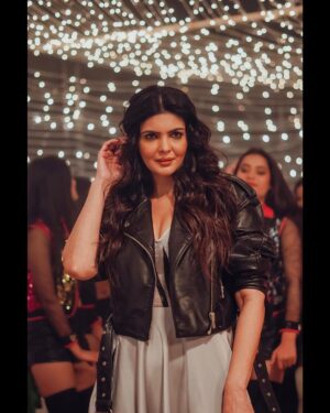 Ihana Dhillon Instagram - Some colourful moments of this beautiful colourful song 🥰 #lakktunutunu 💃💃 
Out now :- https://youtu.be/iVCwnLhQVoc
#jepaisaboldahunda 
In cinema’s - 23rd feb 😍 
@hardeepgrewalofficial @manpreetbrar_official @irajdhaliwal @mintukapa_90 
@je_paisa_bolda_hunda 
@ihanadhillonmovies 
#ihanadhillonmovies