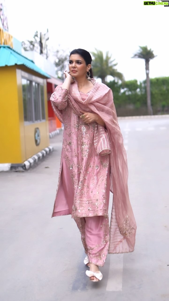 Ihana Dhillon Instagram - πΈπΊπͺ· * * * Outfit :- @saggiphull_by_tulika_heer Styling - me π