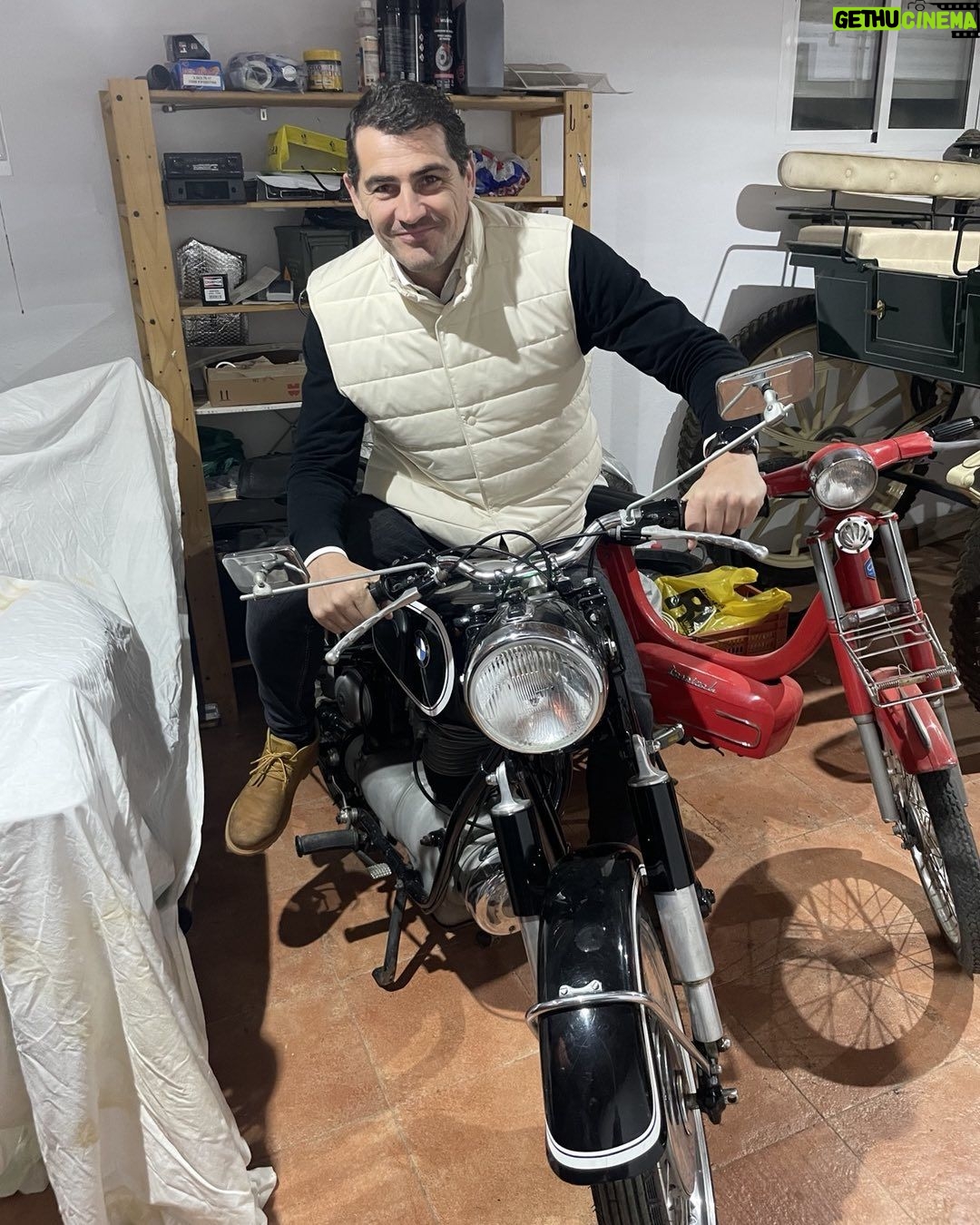 Iker Casillas Instagram - Sueño cumplido! Good night! 🛵
