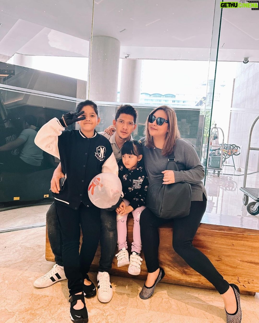 Iko Uwais Instagram - when we have each other..we have everything ❤️ #theuwais👨👩👧👧 #weekendvibes ps: yg kecil lg ngambek,ngantuk🤪