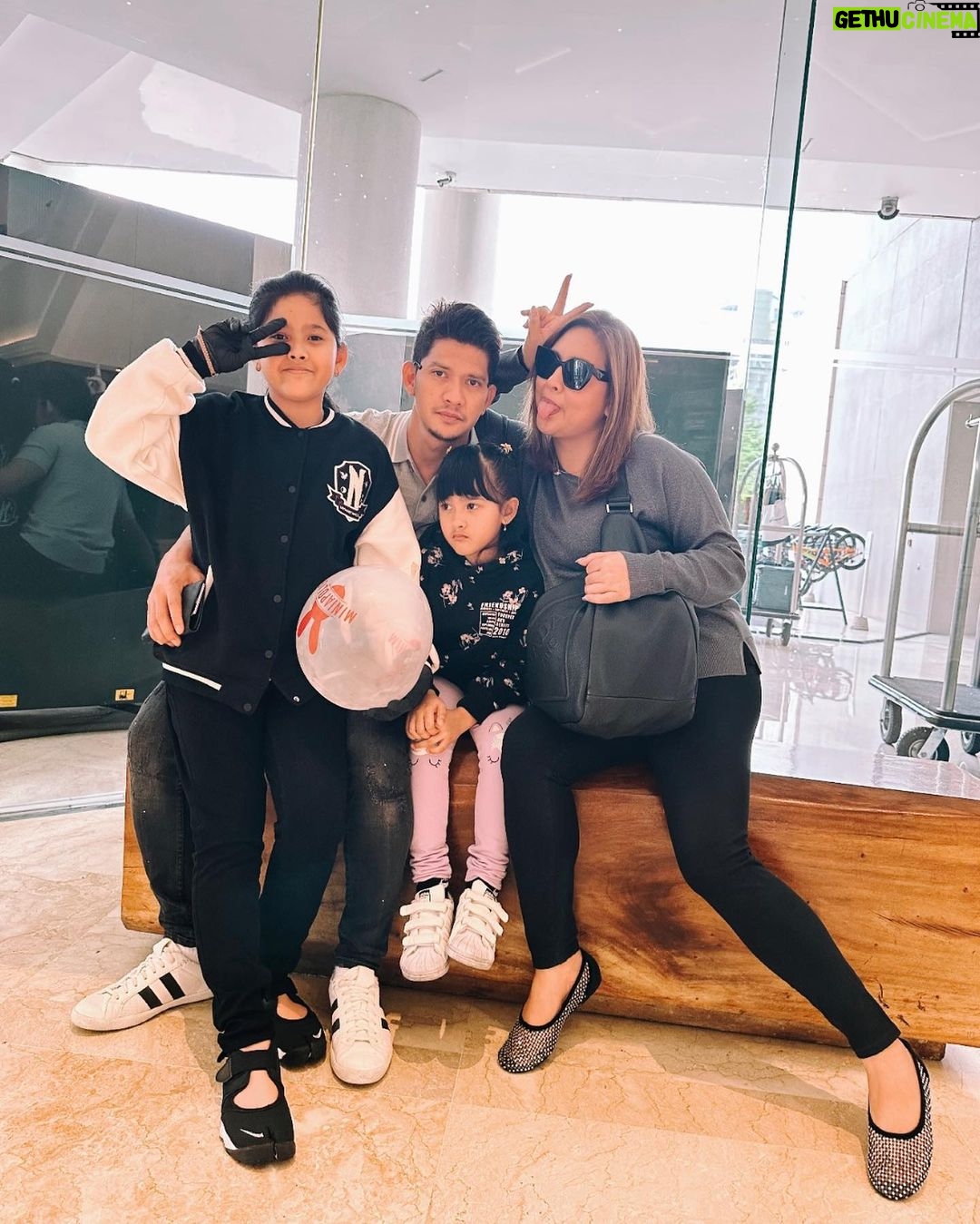 Iko Uwais Instagram - when we have each other..we have everything ❤️ #theuwais👨👩👧👧 #weekendvibes ps: yg kecil lg ngambek,ngantuk🤪