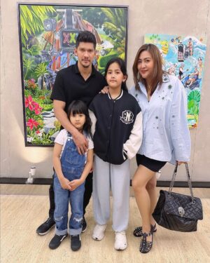 Iko Uwais Instagram - happy long weekend🫶🏻🌸 #theuwais👨‍👩‍👧‍👧