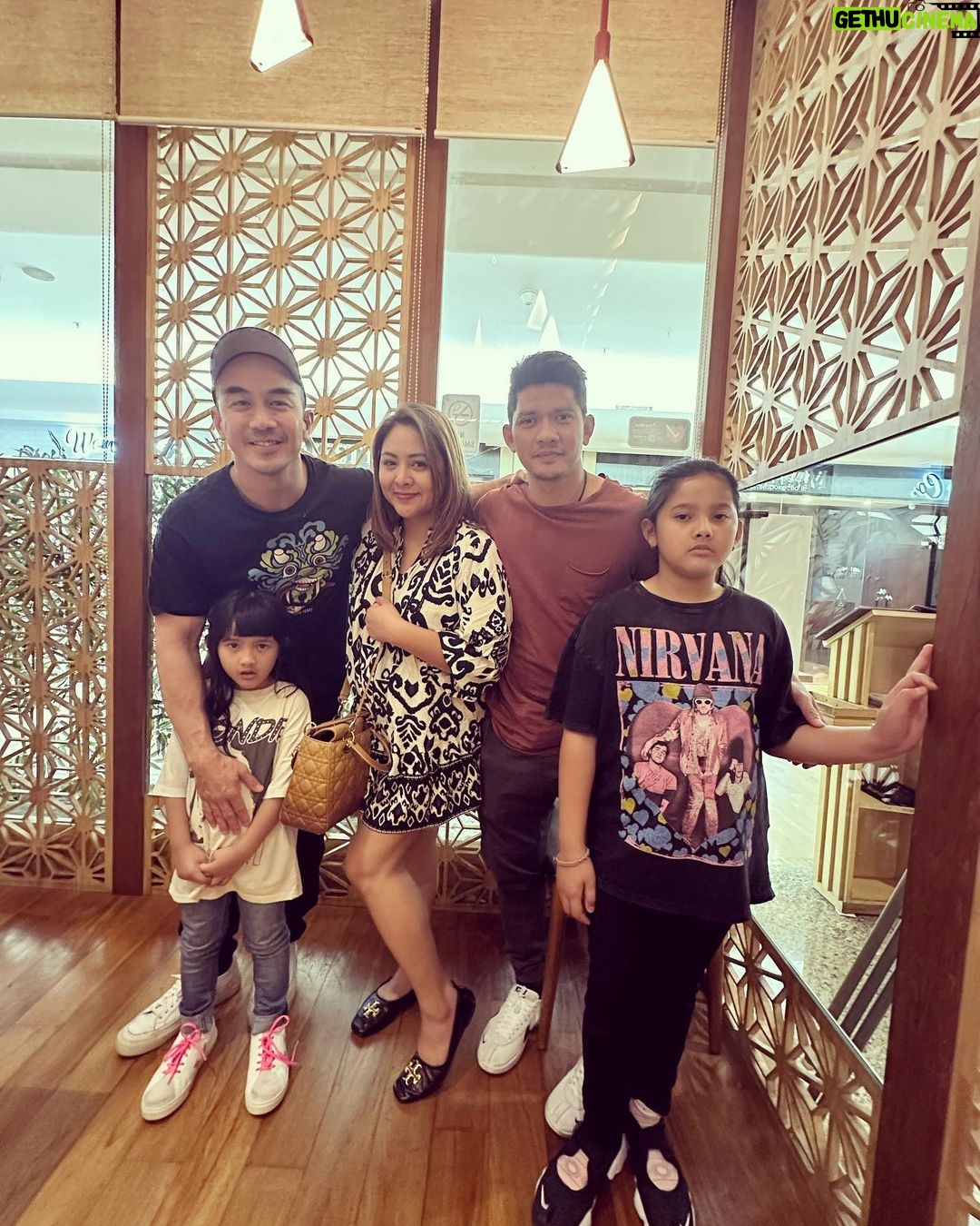Iko Uwais Instagram - what a great day with papajoe❤️ #theuwais👨👩👧👧 #joetaslim #ikouwais