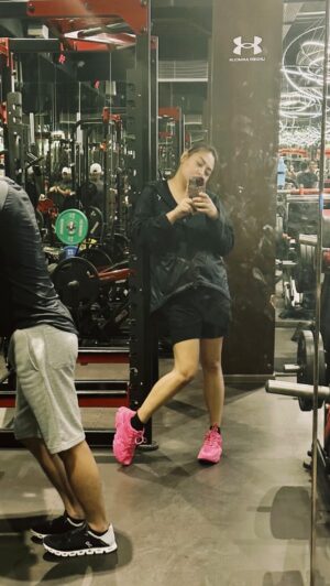 Iko Uwais Instagram - Burn Burn Burn baby 🔥💪🏻😎❤️ #gymtime #songongsquad💪 #trainedbyhp❤️72 #coupleworkout #reloadfamily #theuwais👨‍👩‍👧‍👧 #healthylifestyle