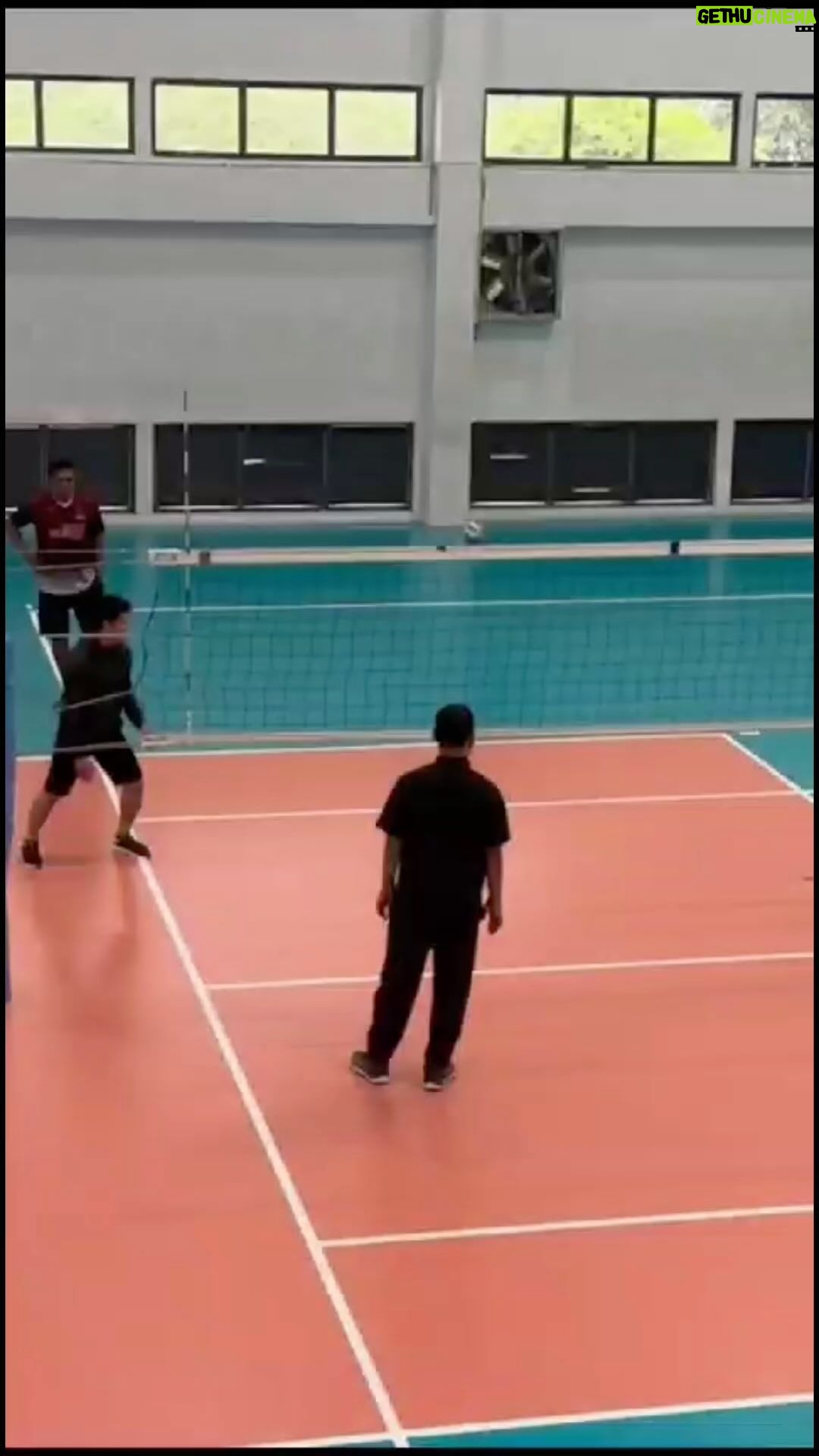 Iko Uwais Instagram - Pas gue ditantang volly, gak usah takut sama pegel ditangan tinggal pake @salonpas.id aja. Besoknya lanjut aktivitas lagi ga pake drama. #HangatnyaTakBisaLepas#menolakpegal