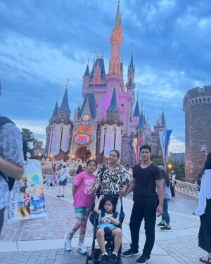 Iko Uwais Instagram - the Happiest place on earth - 42*🥵🏰🎡🎠🎢 #theuwais👨‍👩‍👧‍👧 #theuwaisvacation #theuwaisjapantrip #ikouwais #audyuwais #audyitem #disneylandjapan