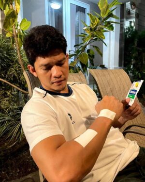 Iko Uwais Instagram - Kemenangan kemarin adalah tantangan yang udah gue lewati bersama tim dengan baik, hari ini cuma @salonpas.id yang bisa selesaikan masalah pegel-pegel gue dengan baik.
#HangatnyaTakBisaLepas #SalonpasKoyo #menolakpegal