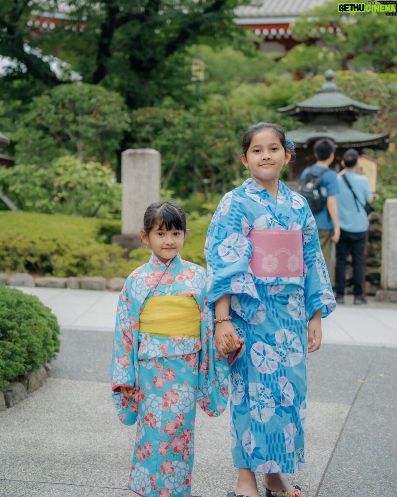 Iko Uwais Instagram - the UWAIS 👨‍👩‍👧‍👧 kimono Style 👘🇯🇵 #theuwais👨‍👩‍👧‍👧 #theuwaisvacation #theuwaisjapantrip #kimonostyle #asakusa Asakusa Temple