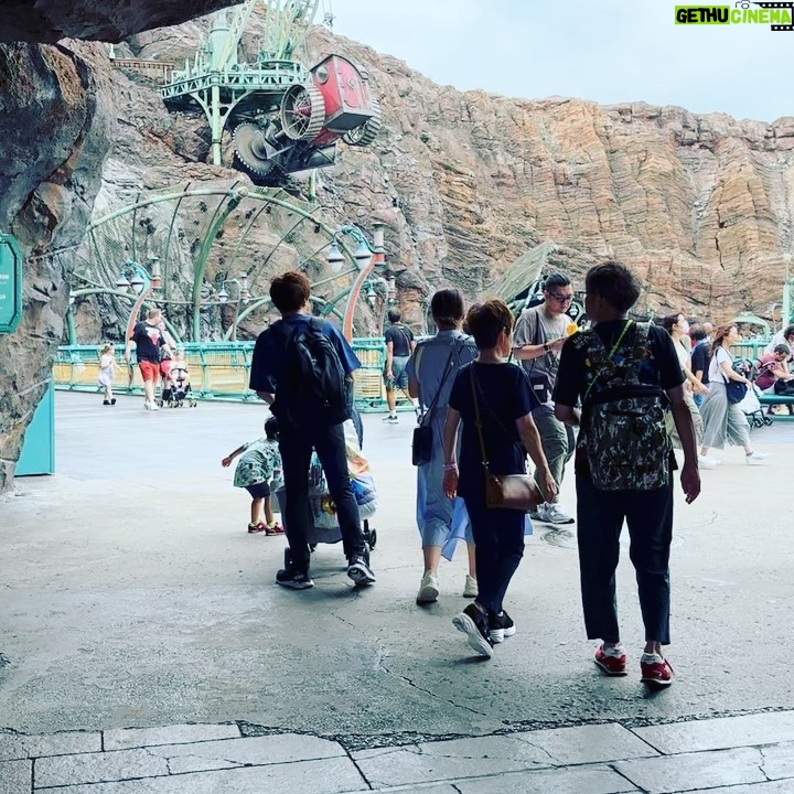Iko Uwais Instagram - Tokyo Disney Sea π³οΈβ΅οΈπ’π‘πβ€οΈ #theuwaisπ¨βπ©βπ§βπ§ #theuwaisvacation #theuwaisjapantrip #tokyodisneysea Tokyo DisneySea