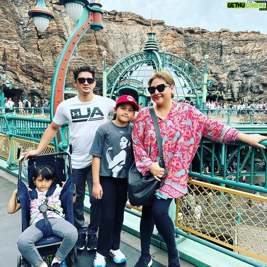 Iko Uwais Instagram - Tokyo Disney Sea π³οΈβ΅οΈπ’π‘πβ€οΈ #theuwaisπ¨βπ©βπ§βπ§ #theuwaisvacation #theuwaisjapantrip #tokyodisneysea Tokyo DisneySea