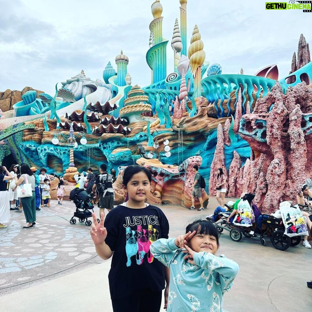 Iko Uwais Instagram - Tokyo Disney Sea 🛳️⛵️🎢🎡🌊❤️ #theuwais👨‍👩‍👧‍👧 #theuwaisvacation #theuwaisjapantrip #tokyodisneysea Tokyo DisneySea