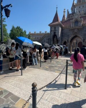 Iko Uwais Instagram - the Happiest place on earth - 42*🥵🏰🎡🎠🎢 #theuwais👨‍👩‍👧‍👧 #theuwaisvacation #theuwaisjapantrip #ikouwais #audyuwais #audyitem #disneylandjapan