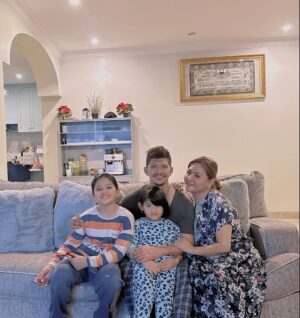 Iko Uwais Instagram - Happy 🌟2024 🌟May the coming year be filled with success, happiness, and all the things that make life beautiful Aamiin ❤️🌸❤️ #theuwais👨‍👩‍👧‍👧 #newyear2024