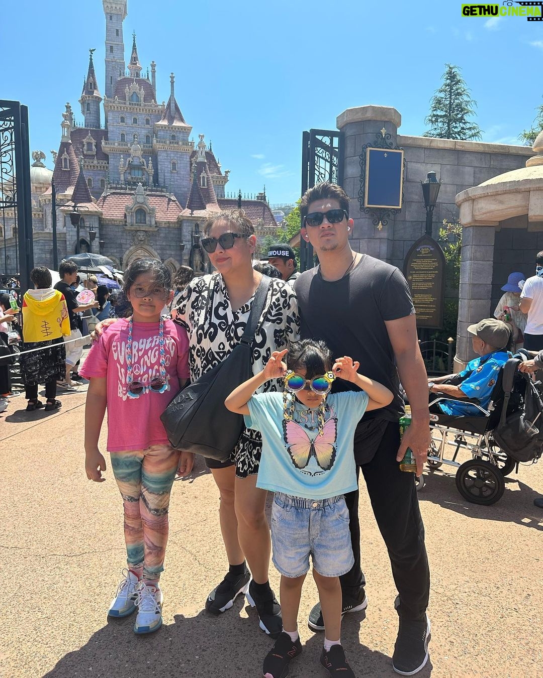 Iko Uwais Instagram - the Happiest place on earth - 42*π₯΅π°π‘π π’ #theuwaisπ¨βπ©βπ§βπ§ #theuwaisvacation #theuwaisjapantrip #ikouwais #audyuwais #audyitem #disneylandjapan Tokyo Disneyland