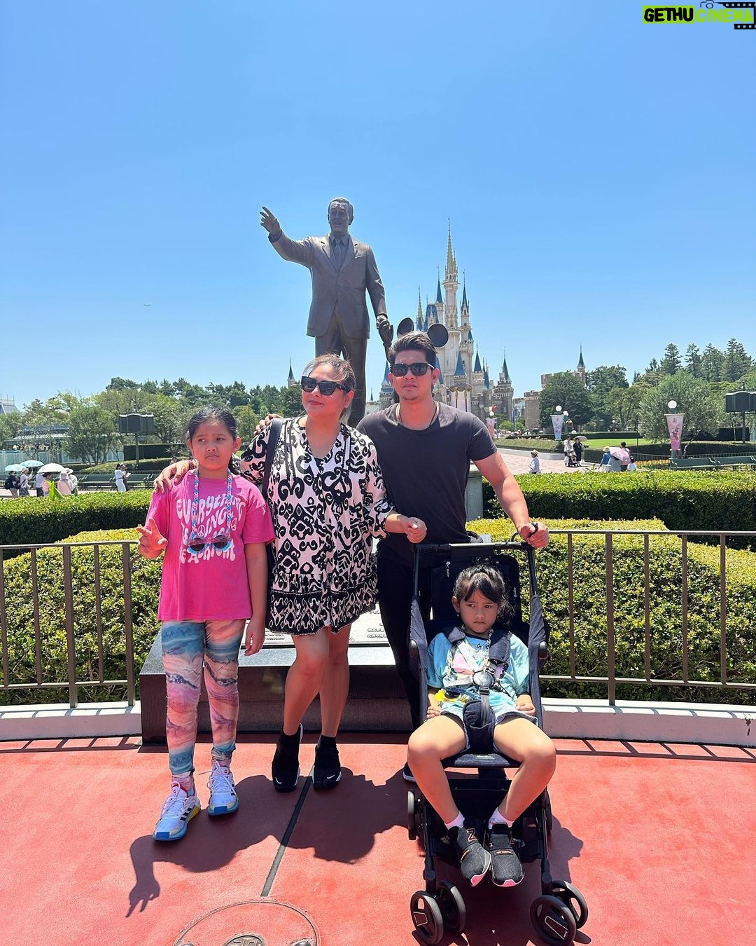 Iko Uwais Instagram - the Happiest place on earth - 42*π₯΅π°π‘π π’ #theuwaisπ¨βπ©βπ§βπ§ #theuwaisvacation #theuwaisjapantrip #ikouwais #audyuwais #audyitem #disneylandjapan Tokyo Disneyland