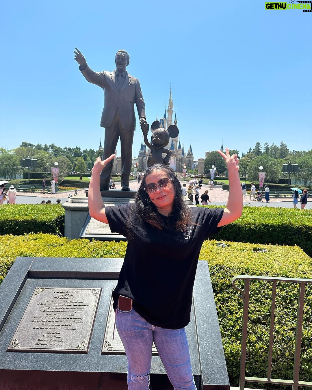 Iko Uwais Instagram - the Happiest place on earth - 42*π₯΅π°π‘π π’ #theuwaisπ¨βπ©βπ§βπ§ #theuwaisvacation #theuwaisjapantrip #ikouwais #audyuwais #audyitem #disneylandjapan Tokyo Disneyland