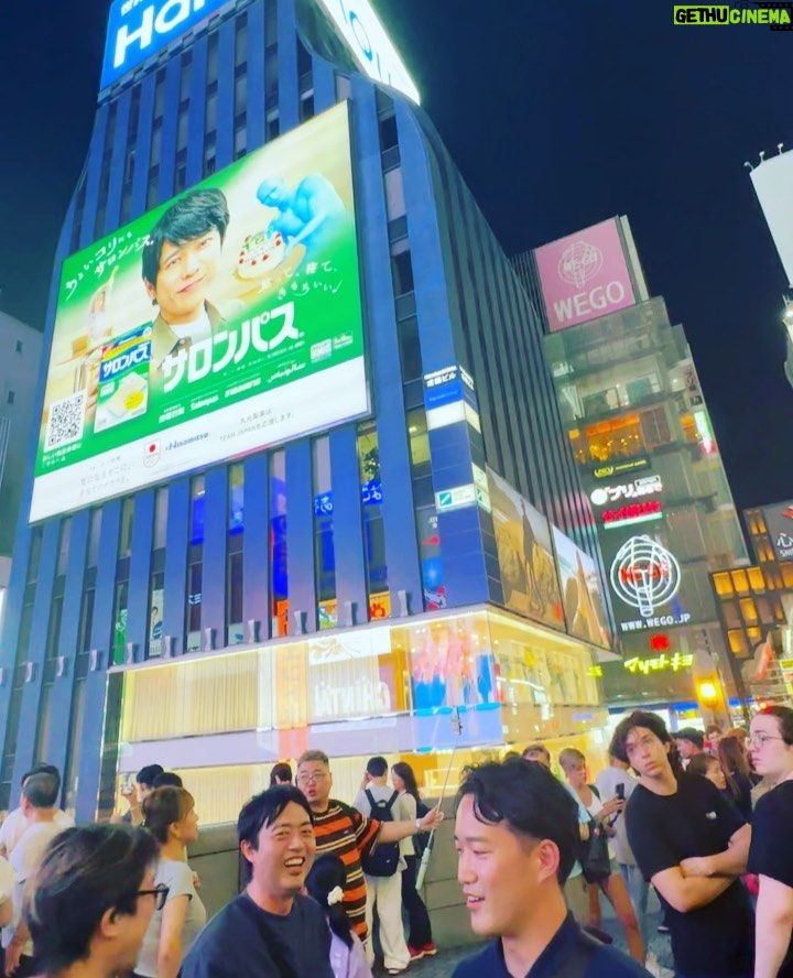 Iko Uwais Instagram - oyasumi Osaka ππ―π΅ #theuwaisπ¨βπ©βπ§βπ§ #theuwaisvacation #theuwaisjapantrip #dotonbori #japan Dotonbori Osaka