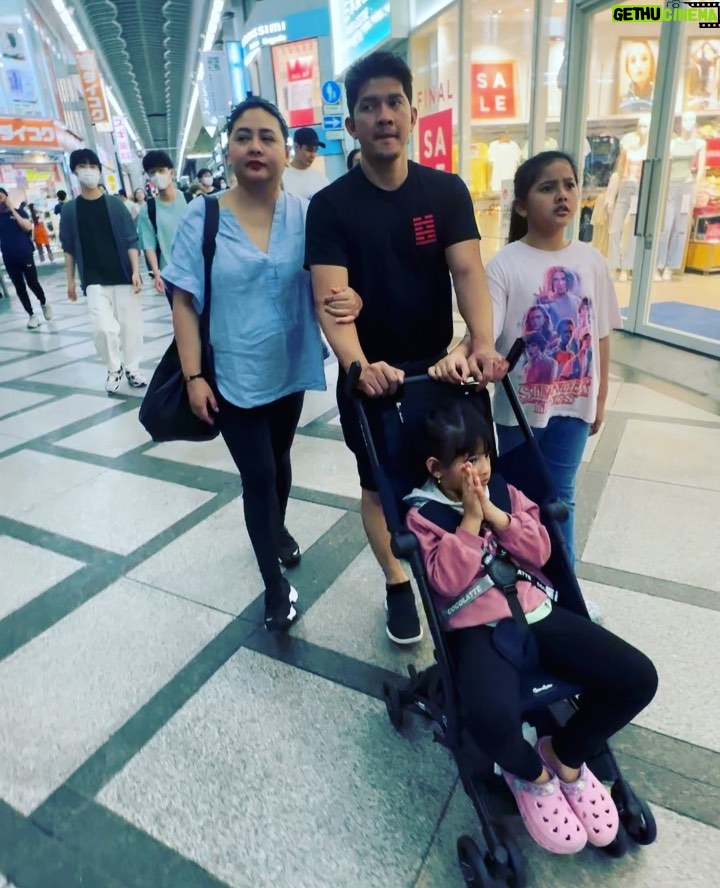 Iko Uwais Instagram - oyasumi Osaka ππ―π΅ #theuwaisπ¨βπ©βπ§βπ§ #theuwaisvacation #theuwaisjapantrip #dotonbori #japan Dotonbori Osaka