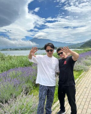 Iko Uwais Instagram - the mighty beautiful 🗻 Fuji ❤️🇯🇵 Kirey😍 #theuwais👨‍👩‍👧‍👧 #theuwaisjapantrip #mountfujijapan