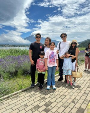 Iko Uwais Instagram - the mighty beautiful 🗻 Fuji ❤️🇯🇵 Kirey😍 #theuwais👨‍👩‍👧‍👧 #theuwaisjapantrip #mountfujijapan