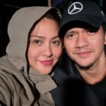 Iko Uwais Instagram - dingin..dingin..peluk 🥰🥶💜 #freezingtogether❄️