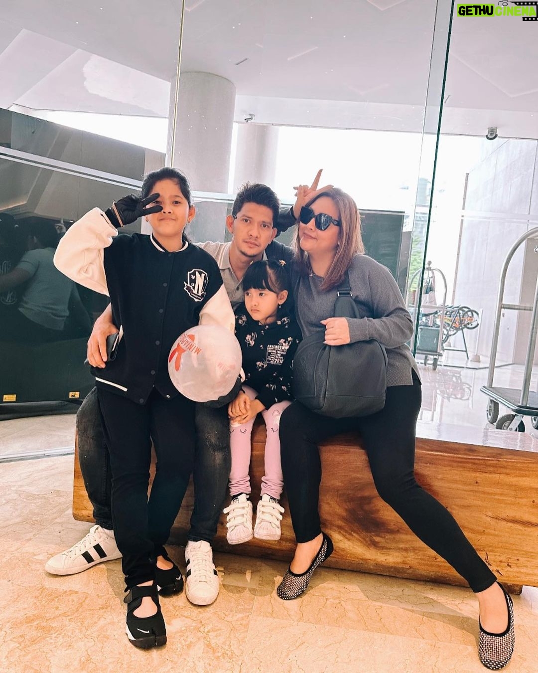 Iko Uwais Instagram - when we have each other..we have everything ❤️ #theuwais👨👩👧👧 #weekendvibes ps: yg kecil lg ngambek,ngantuk🤪