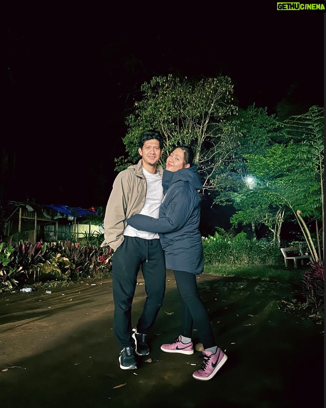 Iko Uwais Instagram - dingin..dingin..peluk 🥰🥶💜 #freezingtogether❄️
