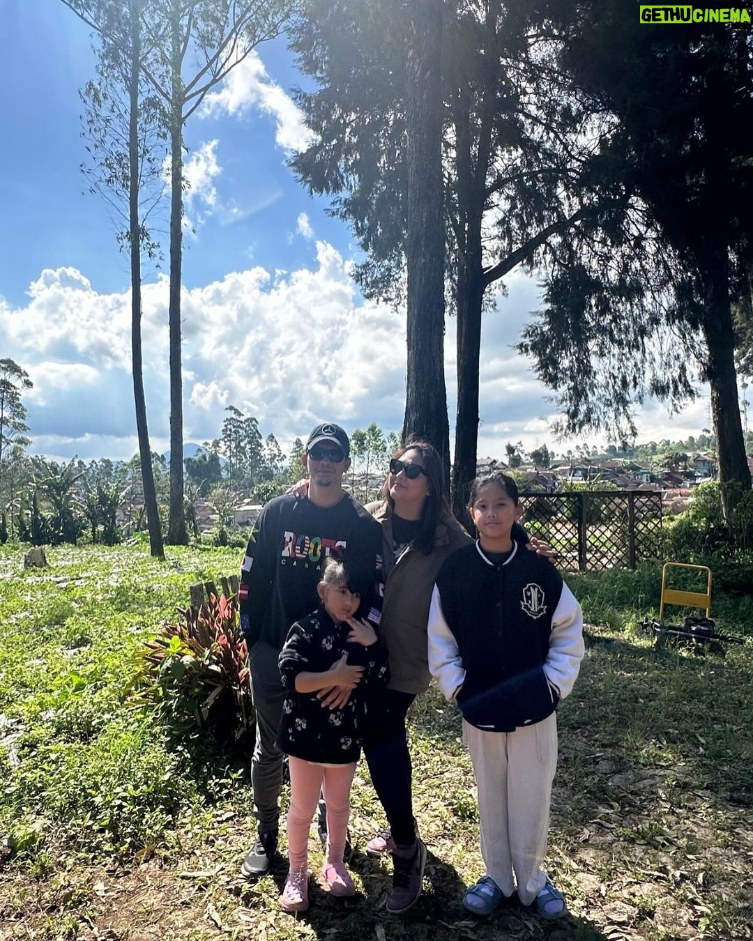 Iko Uwais Instagram - no filter needed😍🌳🏔️🌾🌤️❤️ #theuwais👨👩👧👧 Pangalengan, Jawa Barat, Indonesia