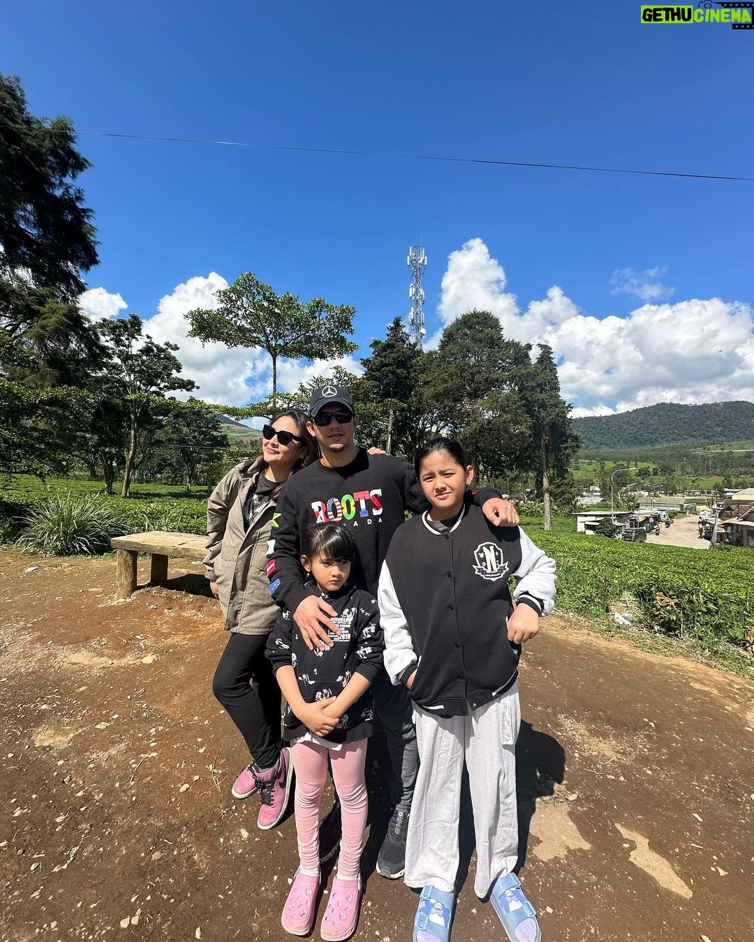 Iko Uwais Instagram - no filter needed😍🌳🏔️🌾🌤️❤️ #theuwais👨👩👧👧 Pangalengan, Jawa Barat, Indonesia