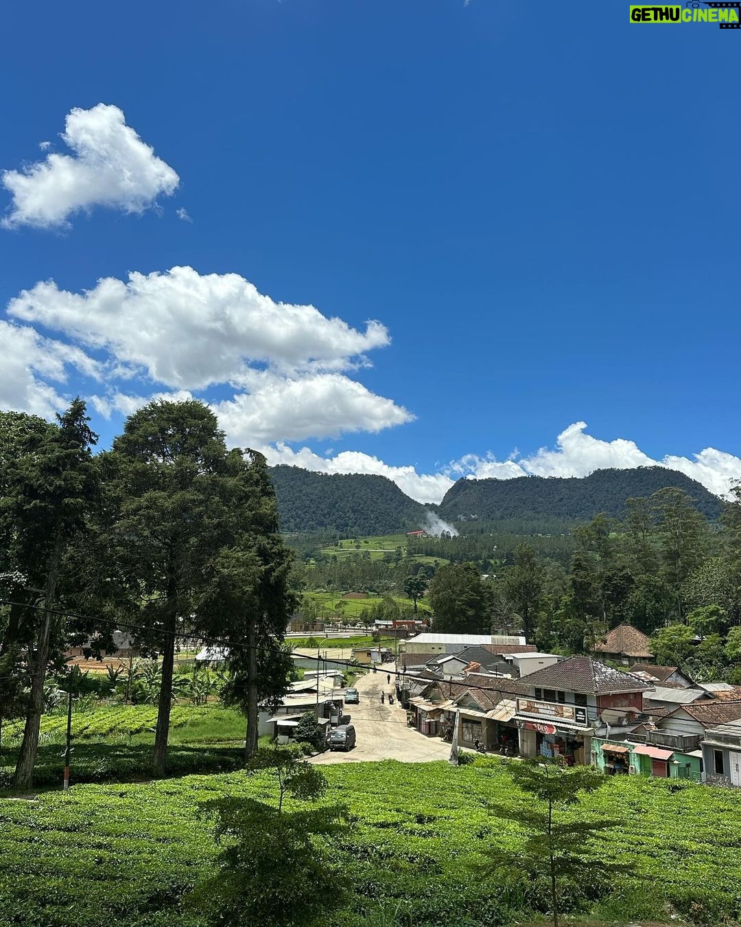 Iko Uwais Instagram - no filter needed😍🌳🏔️🌾🌤️❤️ #theuwais👨👩👧👧 Pangalengan, Jawa Barat, Indonesia