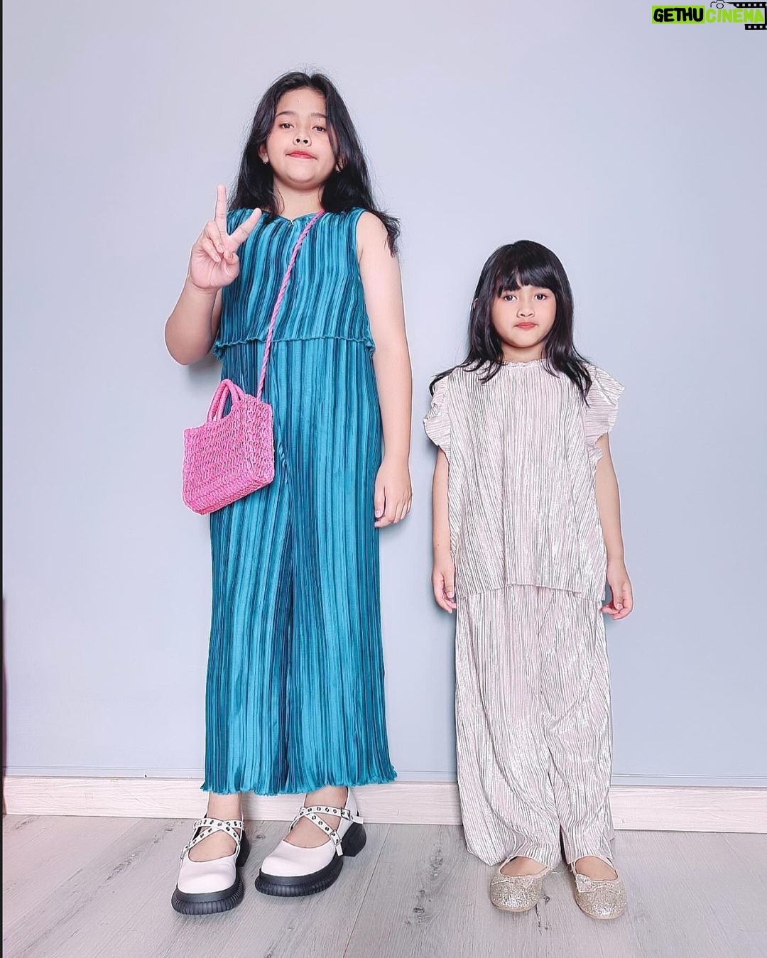 Iko Uwais Instagram - Happy weekend🦄🌸💋 #theuwais👨👩👧👧 #uwaisangels🦋 #prettydaughters