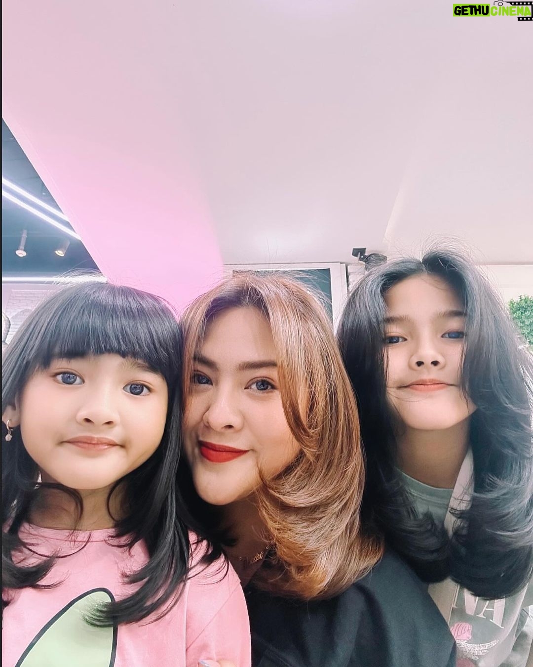 Iko Uwais Instagram - Uwais Angels 🌸🦋🌸 #uwaisangels🦋 happy weekend ❤️