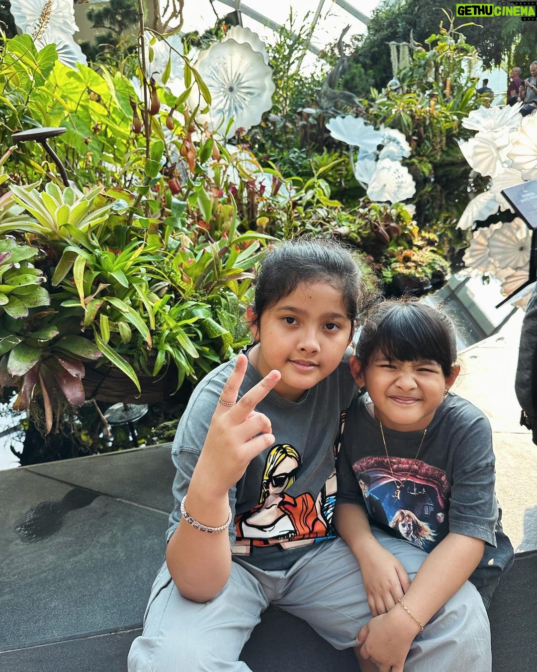 Iko Uwais Instagram - "Sisters make the best friends in the world.” ❤️👭🏻 #theuwais👨👩👧👧 #uwaisangels🦋 #atreyasyahlaputriuwais #aneskalaylaputriuwais Garden By the Bay Singapore