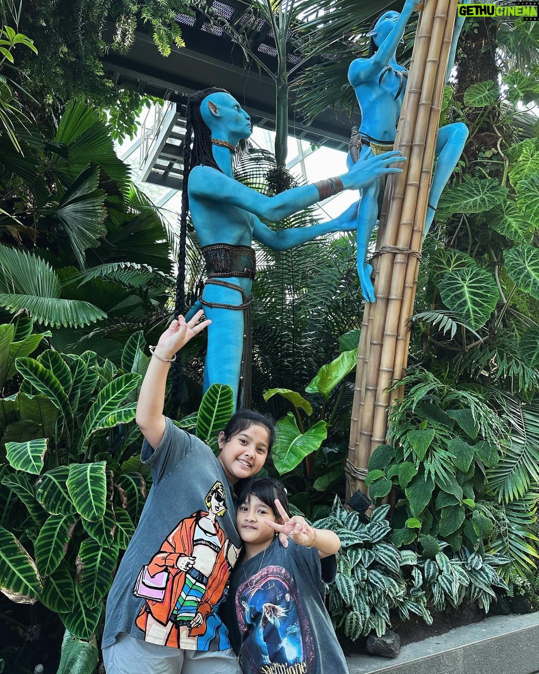 Iko Uwais Instagram - "Sisters make the best friends in the world.” ❤️👭🏻 #theuwais👨👩👧👧 #uwaisangels🦋 #atreyasyahlaputriuwais #aneskalaylaputriuwais Garden By the Bay Singapore