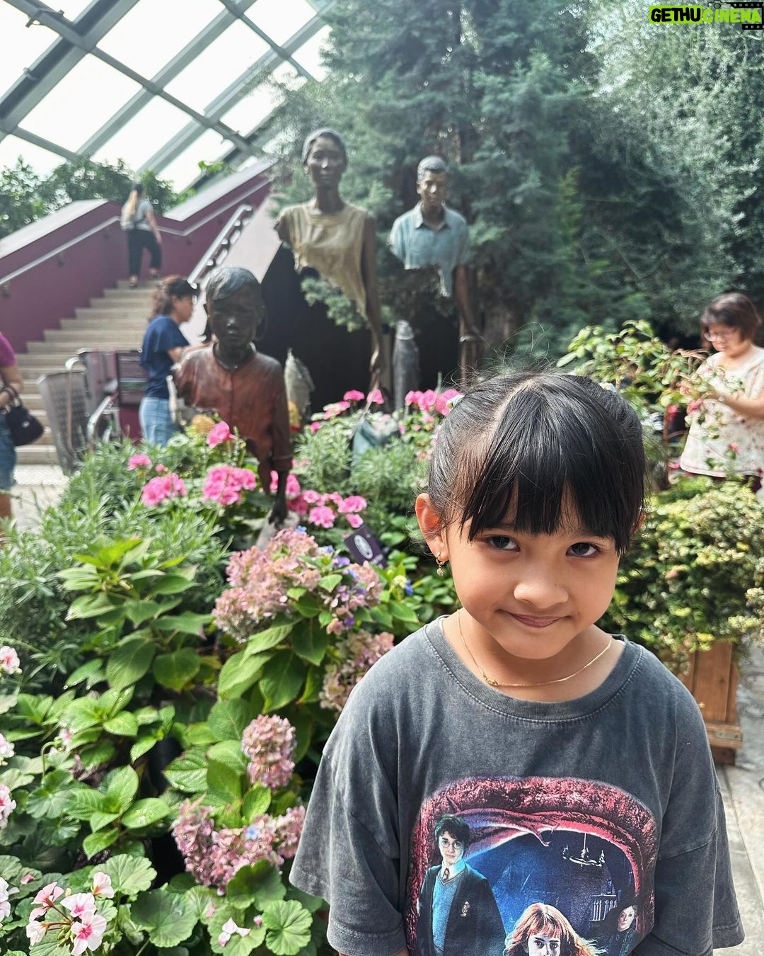 Iko Uwais Instagram - "Sisters make the best friends in the world.” ❤️👭🏻 #theuwais👨👩👧👧 #uwaisangels🦋 #atreyasyahlaputriuwais #aneskalaylaputriuwais Garden By the Bay Singapore