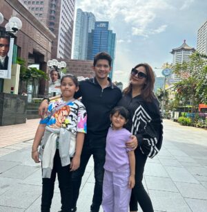 Iko Uwais Instagram - the UWAIS 👨‍👩‍👧‍👧singapore 2023 🌸 #theuwais👨‍👩‍👧‍👧 #theuwaisvacation #singapore #ikouwais #audyitem #audyuwais