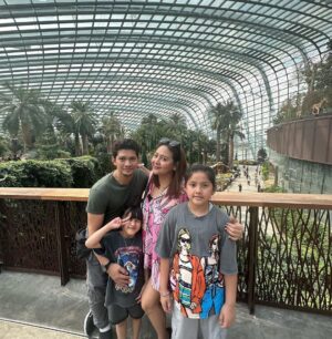 Iko Uwais Instagram - the UWAIS 👨‍👩‍👧‍👧singapore 2023 🌸 #theuwais👨‍👩‍👧‍👧 #theuwaisvacation #singapore #ikouwais #audyitem #audyuwais